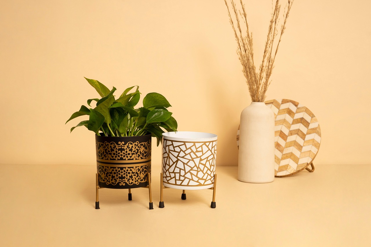 Build a Rustic Cedar Planter Box with Mitered Corners